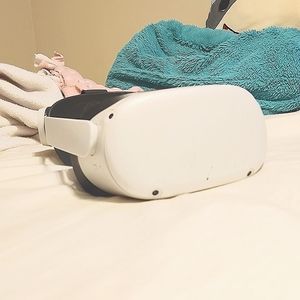 OG oculus quest 2 with elite strap and extra battery [AUCTION PUT YOUR NUMBER IN